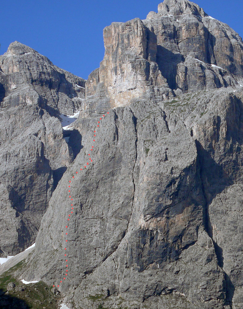 via dalla chiesa009.JPG - Die Route. 10 Seillängen, 445m Kletterlänge, bis Grad IV. Herrlich fester Fels und kein Mensch unterwegs. Alpine Anforderungen: nur sehr wenige Normalhaken, stattdessen viele Sanduhren mit gelegentlich Schlingen als Markierung. Dafür keine abgespeckte Modetour.